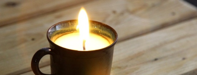 Valaistu kynttilä kuppiin