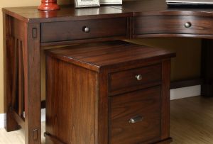 Γωνιακά τραπέζια στο εσωτερικό: χαρακτηριστικά και ποικιλίες (20 φωτογραφίες)