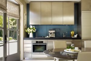 Πολυτελής σχεδίαση χρυσή κουζίνα: προετοιμασία βασιλικού γεύματος (24 φωτογραφίες)