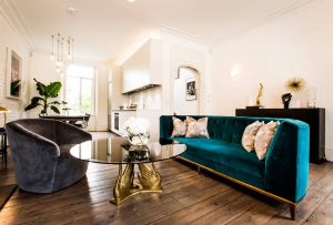 Καναπές με βελούδο ταπετσαρίας: αληθινή πολυτέλεια σε μοντέρνο εσωτερικό (29 φωτογραφίες)