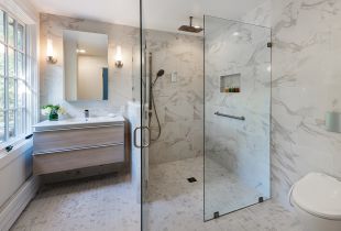 Bad med dusj: kompakte installasjonsalternativer (51 bilder)