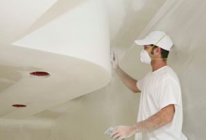 Πώς να αφαιρέσετε ρωγμές στην οροφή: οι επαγγελματίες συμβουλεύουν