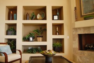 Ελάχιο στον τοίχο (61 φωτογραφίες): επιλογές για τη διακόσμηση του εσωτερικού