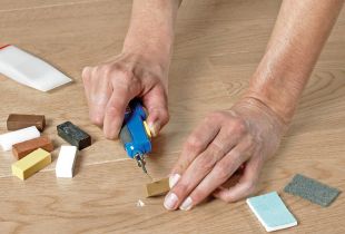 Hvordan reparerer du et laminat på egen hånd?