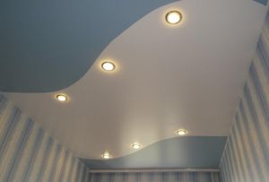 Δύο χρωματιστές οροφές: πλεονεκτήματα, χρήση στο εσωτερικό (23 φωτογραφίες)