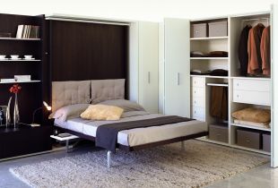Ενσωματωμένο κρεβάτι στην κρεβατοκάμαρα (15 φωτογραφίες): εσωτερικό και σχεδίαση του δωματίου