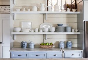 Κομψό ράφι για πιάτα: χαρακτηριστικά σχεδιασμού (22 φωτογραφίες)