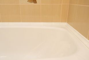 Keraaminen reunus kylpyhuoneen sisätiloissa (21 kuvaa)