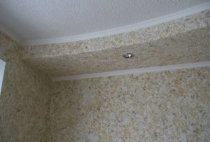 Πώς να εφαρμόσετε υγρή ταπετσαρία στην οροφή: συμβουλές από επαγγελματίες