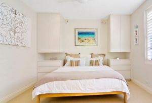 Σχέδιο υπνοδωματίου 16 τετραγωνικών μ. (50 φωτογραφίες): διαρρύθμιση και διαμόρφωση χώρου