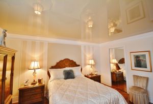 Stretch οροφή στο υπνοδωμάτιο: χαρακτηριστικά, πλεονεκτήματα, ποικιλίες (20 φωτογραφίες)