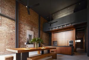 Σκοτεινή οροφή: εφαρμογή στο εσωτερικό, οι βασικοί κανόνες (27 φωτογραφίες)