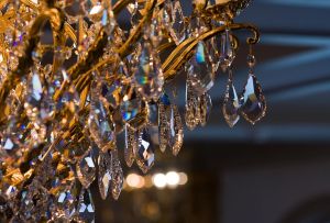 Πώς να πλένετε εύκολα τον πολυέλαιο με τα χέρια σας: Συμβουλές για νοικοκυρές