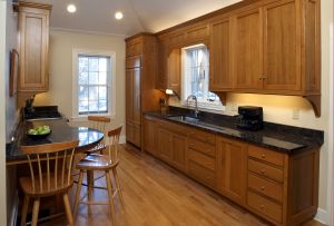 Κουζίνες από συμπαγές ξύλο: τα πλεονεκτήματα της επιλογής (53 φωτογραφίες)