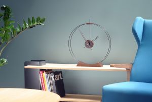 Πώς να χρησιμοποιήσετε ένα ρολόι τοίχου στο εσωτερικό του καθιστικού; (33 φωτογραφίες)