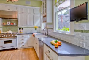 Τηλεόραση στην κουζίνα (50 φωτογραφίες): πώς να επιλέξετε και πού να κρεμάσετε