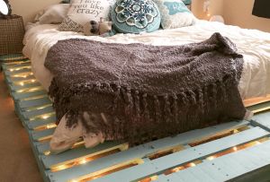 Ένα κρεβάτι παλετών με οπίσθιο φωτισμό: ασυνήθιστα έπιπλα do-it-yourself (25 φωτογραφίες)