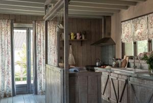 Κουρτίνες για μια καλοκαιρινή κατοικία: επιλέγουμε ένα σχέδιο και ράβουμε τον εαυτό μας (26 φωτογραφίες)