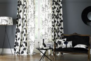 Μαύρες και λευκές κουρτίνες σε ένα μοντέρνο εσωτερικό (21 φωτογραφίες)