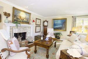 Κλασικό σαλόνι εσωτερικού χώρου (53 φωτογραφίες): παραδείγματα όμορφα σχεδιασμού