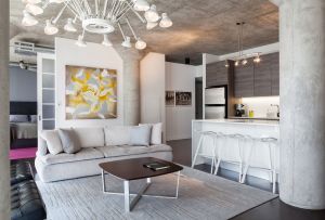 Πώς να κρεμάσετε τον πολυέλαιο στην οροφή: μια απλή οδηγία