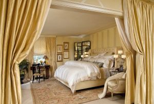 Εσωτερικό του υπνοδωματίου σε χρυσό χρώμα: χαρακτηριστικά του συνδυασμού (32 φωτογραφίες)