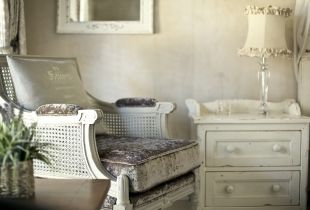 Provence-tyylisessä nojatuolissa: ranskalaisen kylän yksinkertaisuus (22 kuvaa)