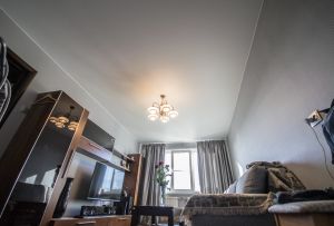 Σατέν τέντωμα οροφή: τα πλεονεκτήματα και τα μειονεκτήματα του υφάσματος (21 φωτογραφίες)