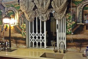 Μεταλλικές μπάρες στα παράθυρα (56 φωτογραφίες): επιλέξτε όμορφο και ασφαλές