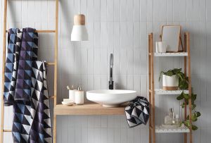 Ράφι πετσετών στο μπάνιο: πιθανά σχέδια (23 φωτογραφίες)