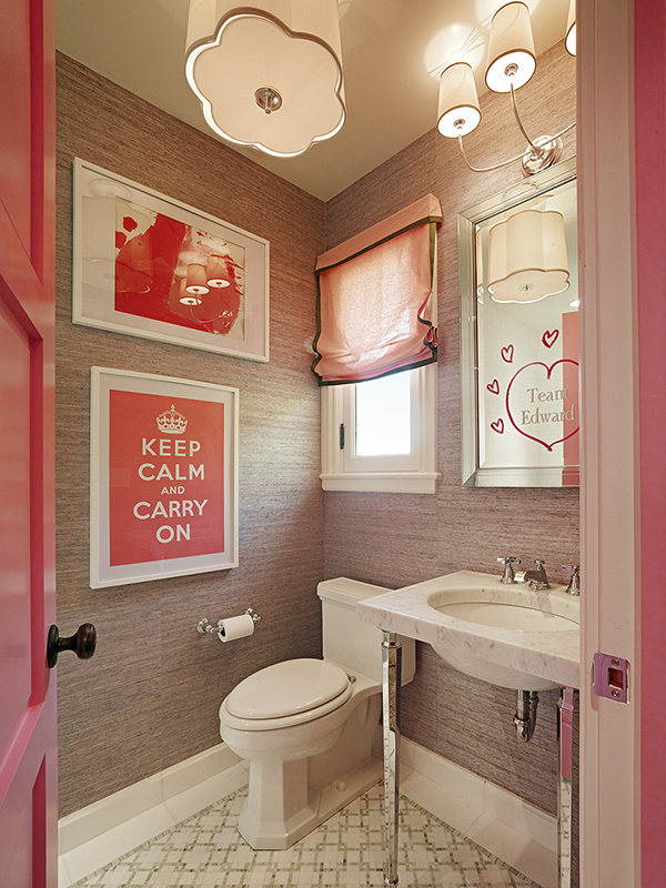 Ροζ εσωτερικό μπάνιο