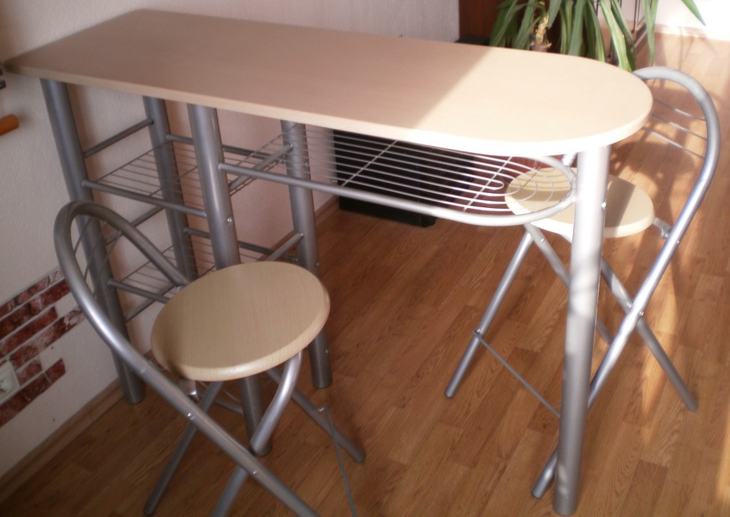 Keittiön pöytäbaari säästää paljon tilaa