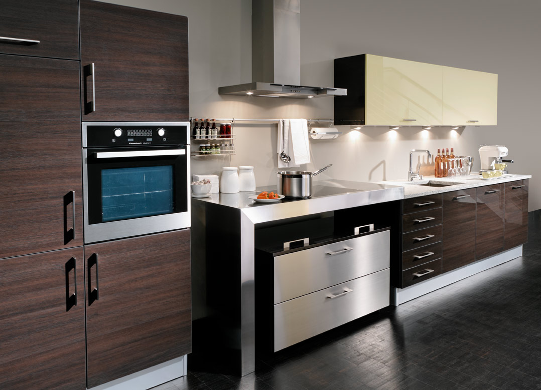 Wenge, svart, sølv og beige i det moderne kjøkkenet