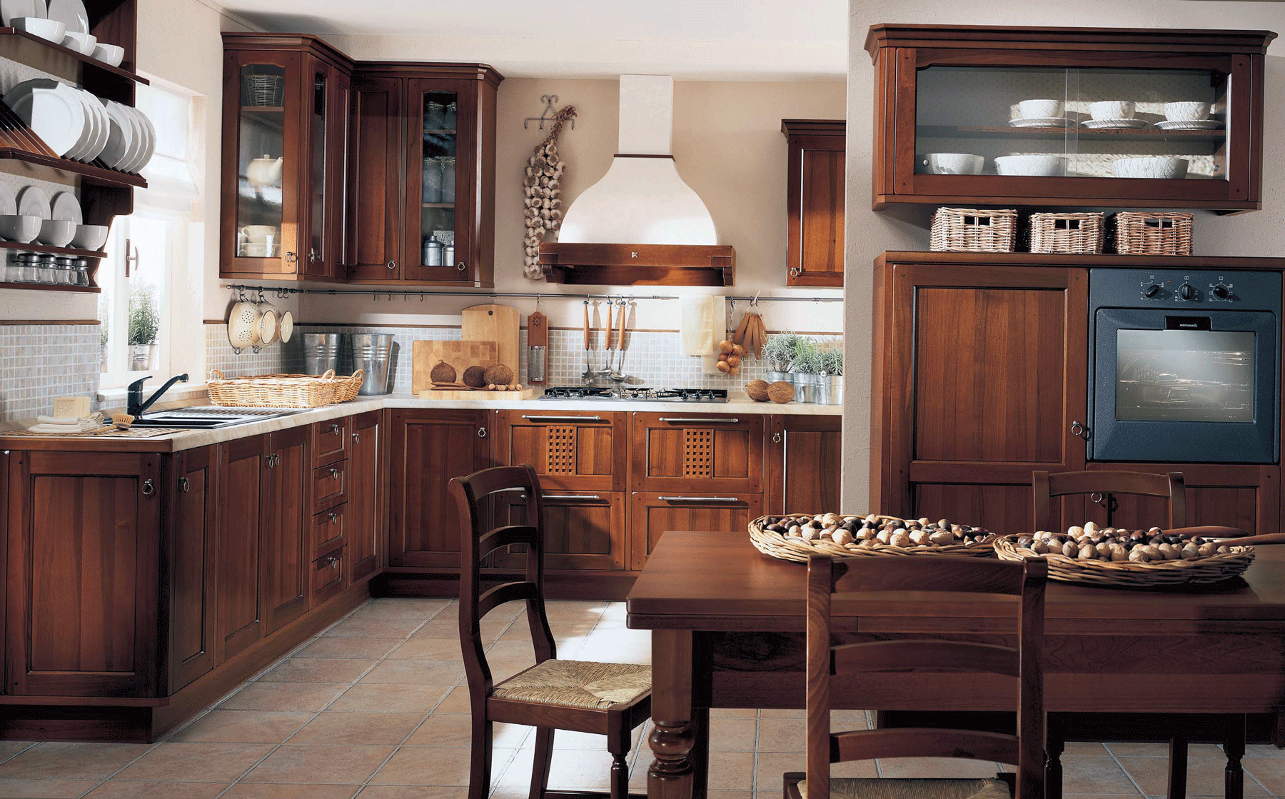 Hjørnebrunt sett i kjøkken i landlig stil