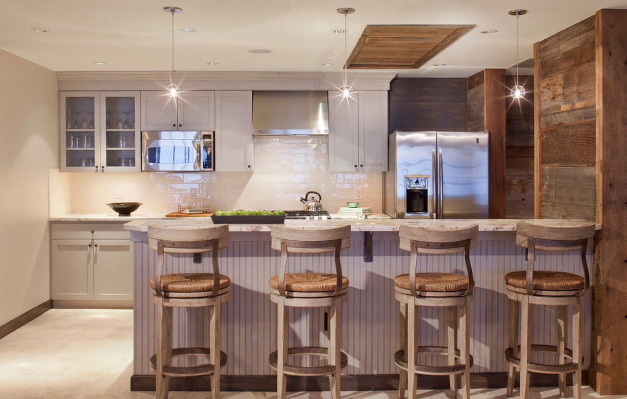 Hvite, grå og brune farger i et kjøkkeninnredning i landlig stil