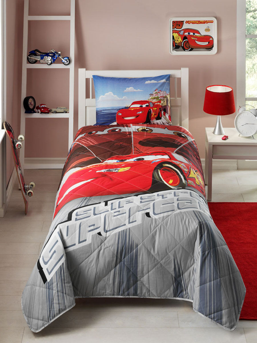 Κόκκινο-γκρι κάλυμμα στο σχέδιο του κρεβατιού για το αγόρι