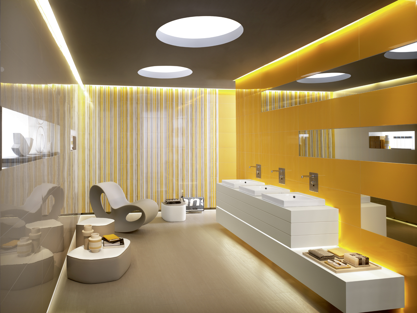 Φωτεινό κίτρινο τοίχο στο μπάνιο