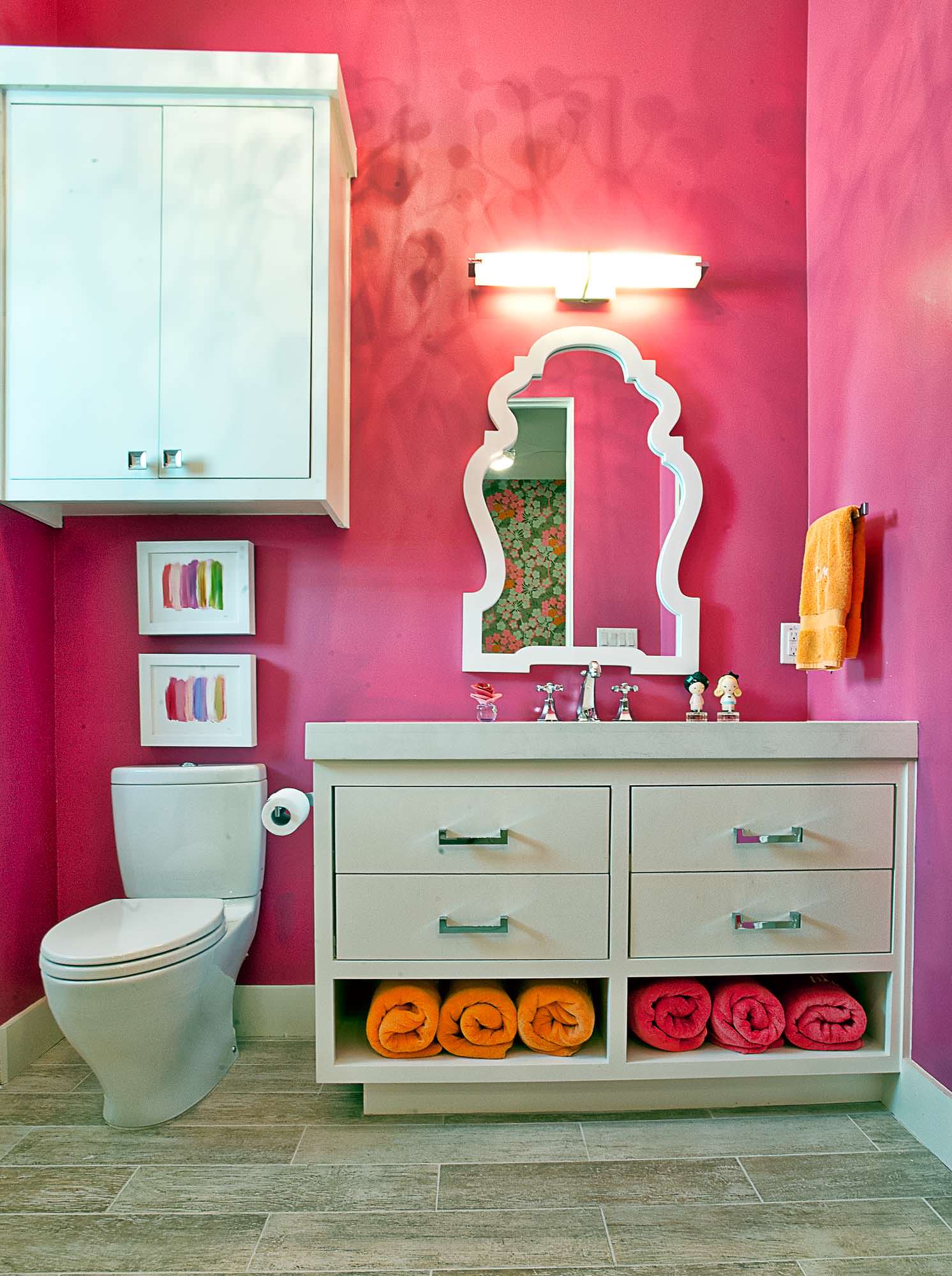 Λευκό και ροζ άθικτο κομψό μπάνιο