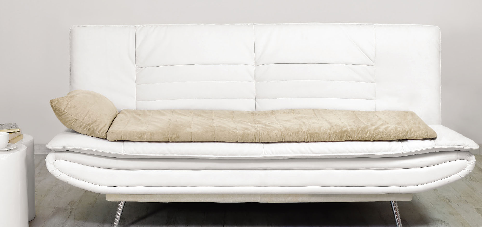 Καθαρό λευκό καναπέ