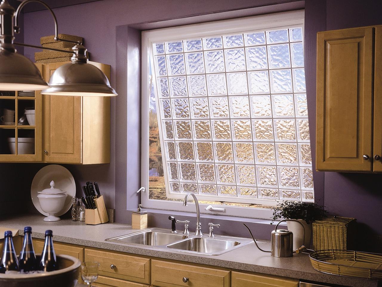 Dekorasjon av kjøkkenvinduet med glassblokker
