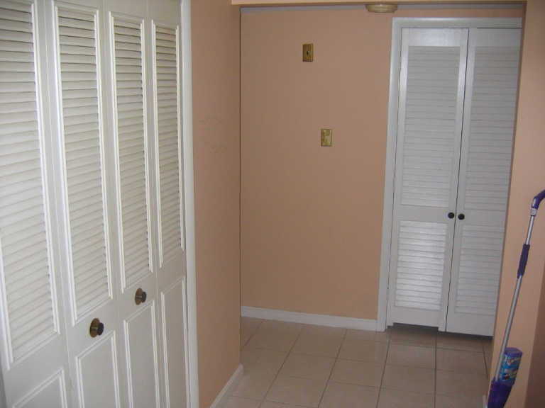 Faltende Schiebelamellentüren für Kabinett mit weißem Gitter im