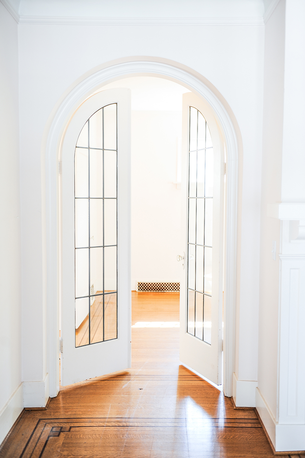 Εσωτερική αψίδα με λευκή πόρτα