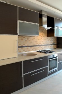 Μαύρη και μπεζ κουζίνα wenge