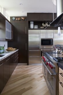 Κουζίνα μαύρη wenge με πέτρινη επιφάνεια εργασίας