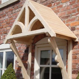 Ανοιξιάτικος καναπές στο εσωτερικό του σπιτιού