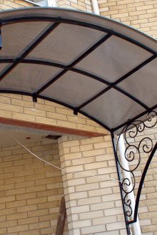 Αψιδωτή γάζα κατασκευασμένη από πλαστά στοιχεία και πολυανθρακικό