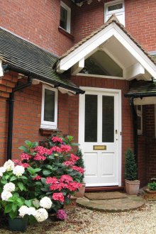 Όμορφη γάζα από ξύλο και κεραμίδια