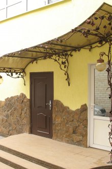 Κατασκεύασμα από πολυανθρακικό και σφυρηλατημένα στοιχεία