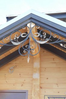 Όμορφο γείσο από ξύλο και μέταλλο με στοιχεία από σφυρήλατο σίδερο