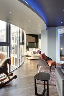 Δύο επίπεδα ασπρόμαυρη οροφή στο εσωτερικό